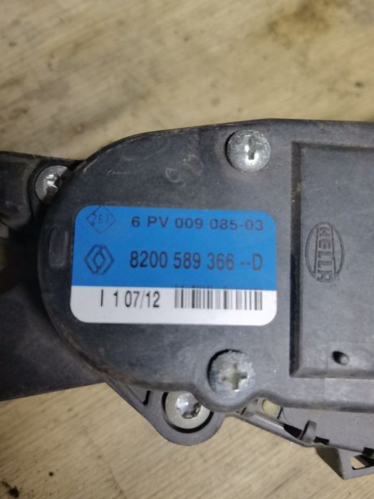 Рено Сандеро /Дастер педаль газа.