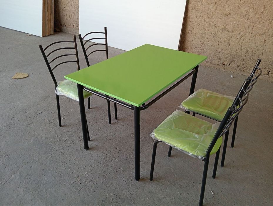 Кухонный стол с четырьмя стульями 870.000