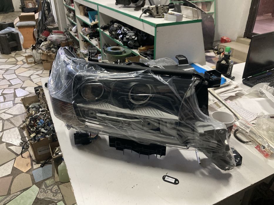 Фара передняя правая Тойота Лэнд Крузер 200 / Toyota Land Cruiser 200