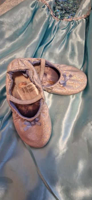 Костюм на Елза с пантофки и плитка