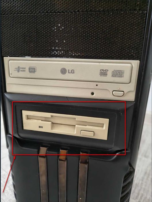 Unitate floppy disk (dischetă) 3.5" desktop + cablu 34 pini. Testată în Windows 10. Impecabilă!