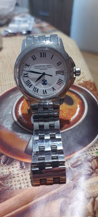 Продавам RAYMOND WEIL във отлично състояние носен е много малко .