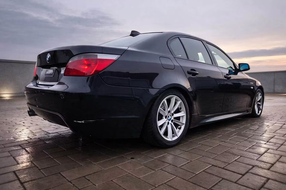 Dezmembrez BMW 530d E60 3.0D 231cp,automat,M PACK,Interior Confort,Plafon negru M,jante 17