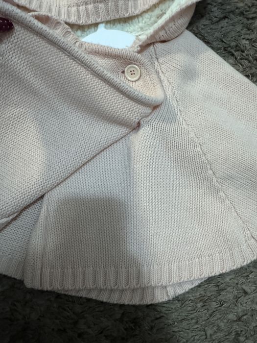 Pelerina tricotata Koton Baby roz prafuit cu gluga marimi 80-86 cm