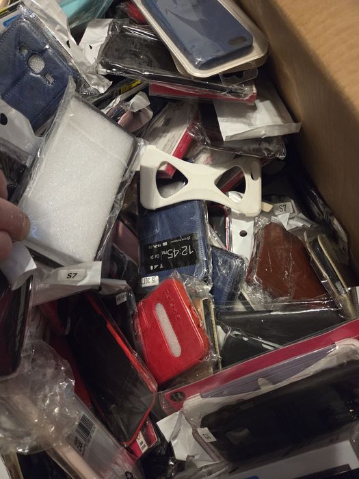 300 bucati de huse de telefon,  IPhone , Samsung,  etc.