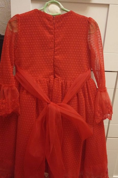 Продам платье красное 98 размера