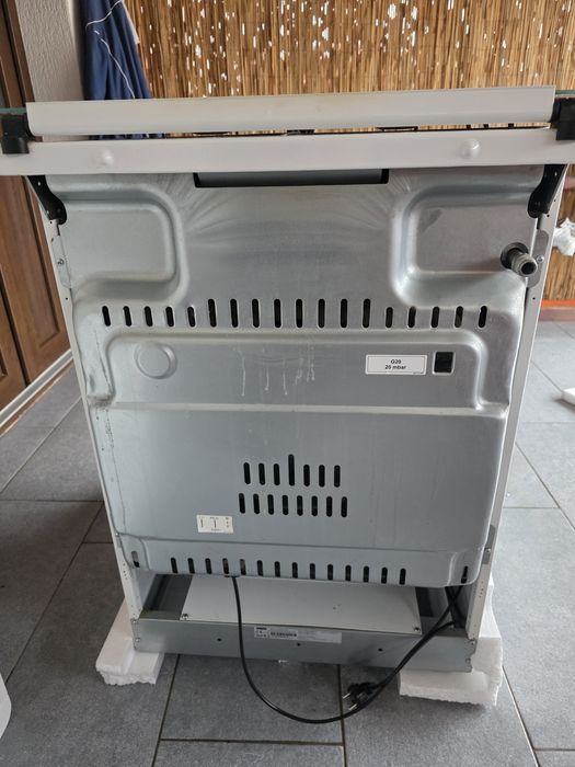 De vânzare Aragaz Zanussi, modelul ZCG612H1WA, pe Gaz