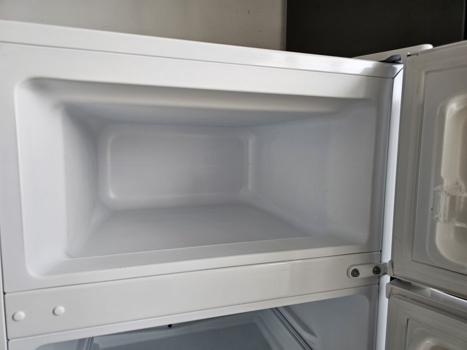 Малък хладилник с камера CHIQ