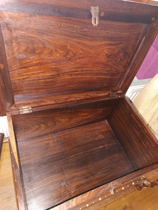 Cufăr vechi din lemn de trandafir cu intarsii