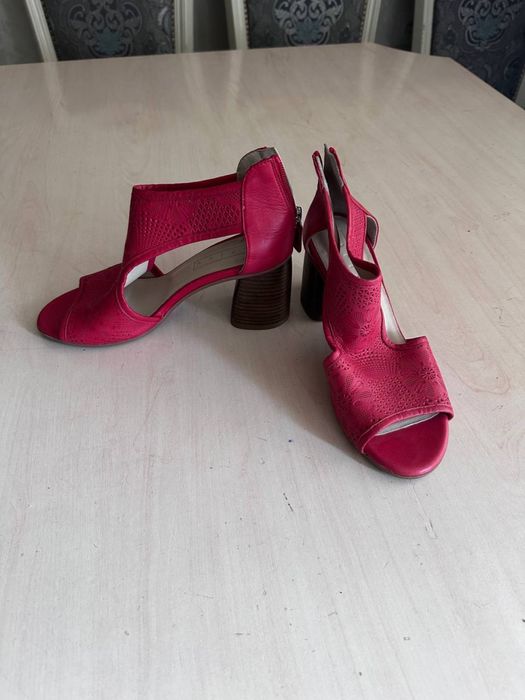 Каблуки красные