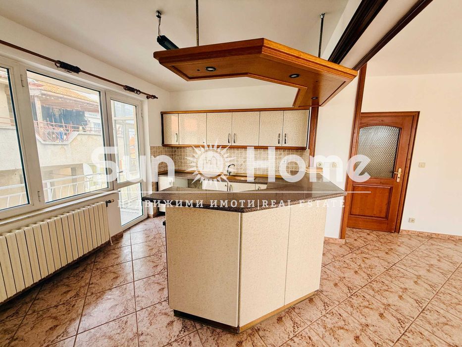 Етаж от къща разположен в самия център на град Свиленград.