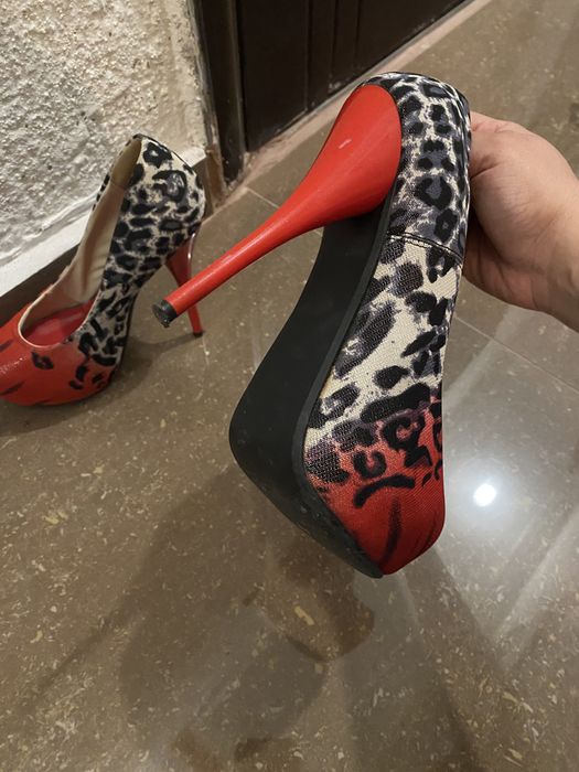 Обувки с ток носени веднъж