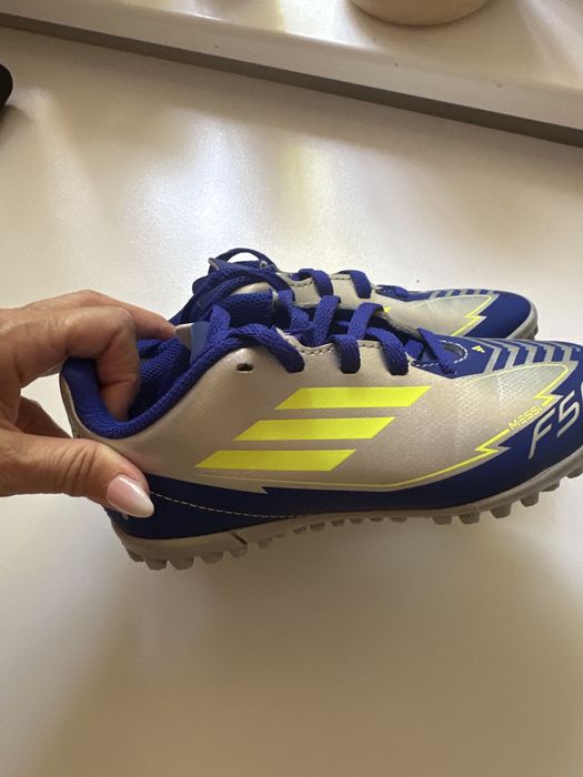 Футболни бутонки Адидас !