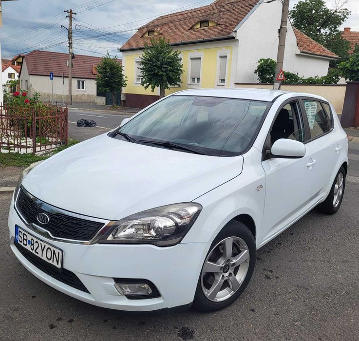 KIA CEED 1.4 an 2012 euro 5 90  CP stare deosebita tehnica si estetica carte service unic propietar,recent adus factura garantie