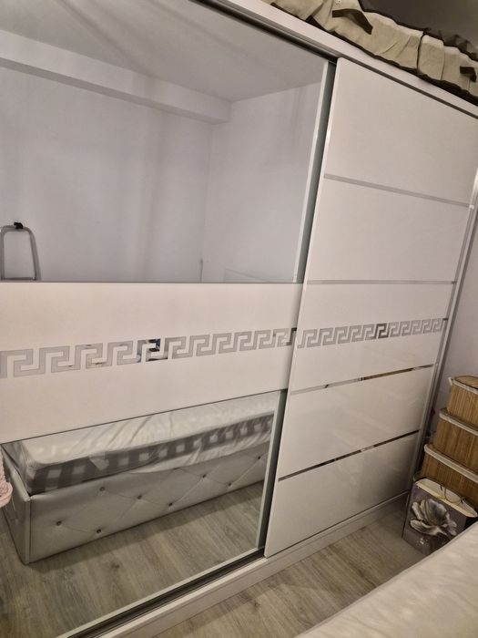Dormitor complet alb, ca nou – pat 160x200, dulap, noptiere, comodă