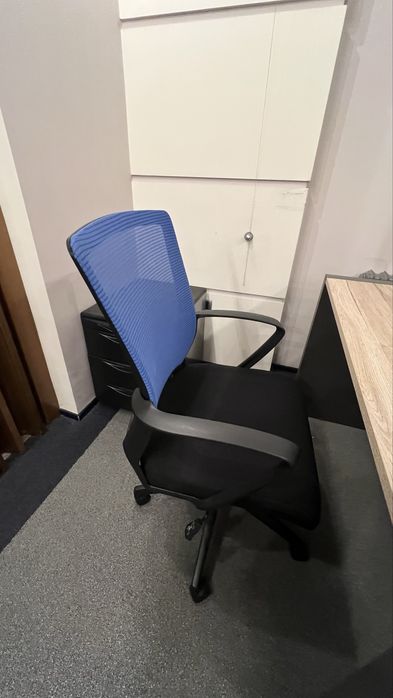 Продавам 3бр малко използвани офис столове