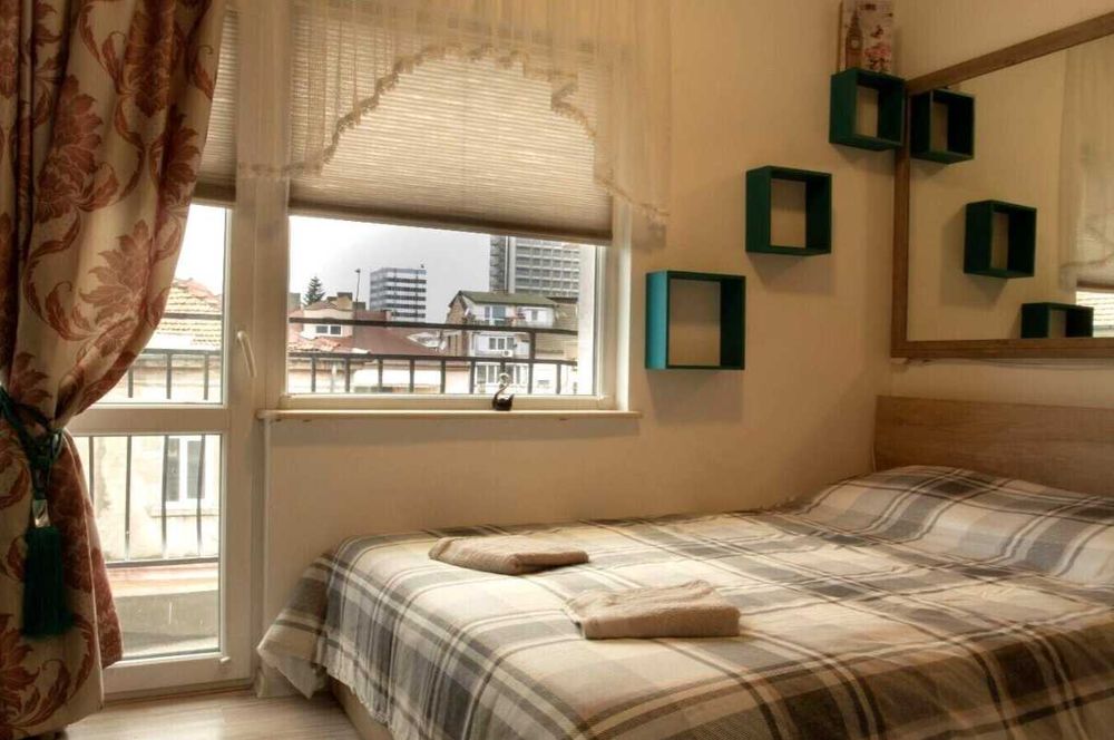 Дава се под наем Едностаен апартамент в Бургас, Център - 50 кв.м за 325 € - Снимка #1