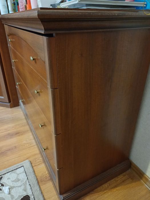 Зеркало в деревянной раме