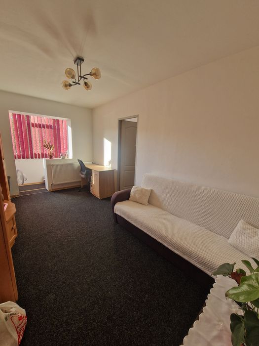 Vând apartament cu 3 camere, semidecomandat, etaj 1