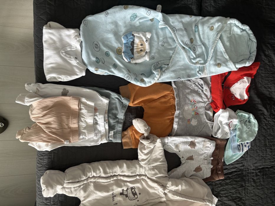 Pret modic! Lot haine bebe 0-3 luni complet + combinezon gros + accesorii