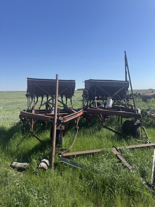 Продам дт-75, с 2 сеялками