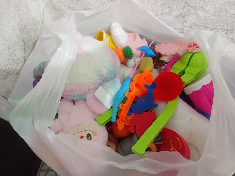 Отдам бесплатно игрушки хорошие есть и новые
