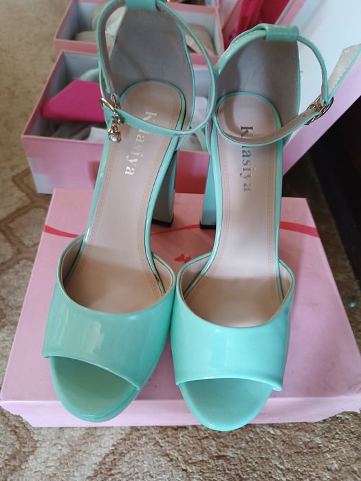 Продам новые классные туфли, босоножки