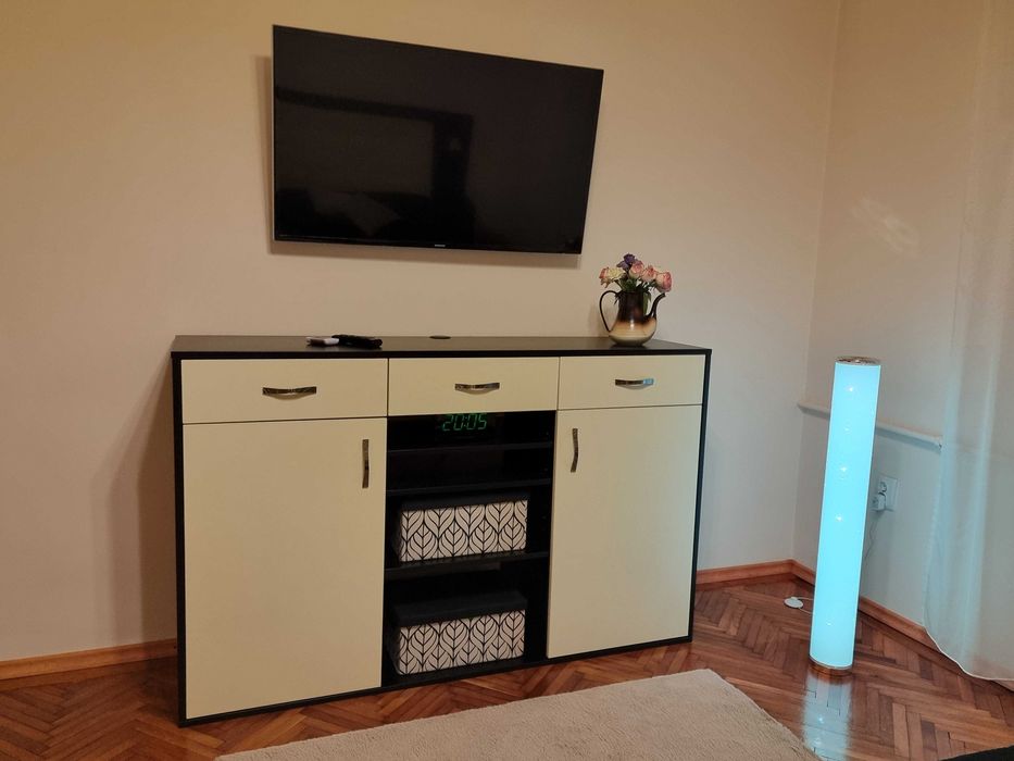 Comoda TV cu dulapuri, sertare si rafturi