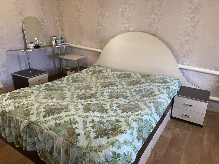Продам двух спальную кровать без матраса.