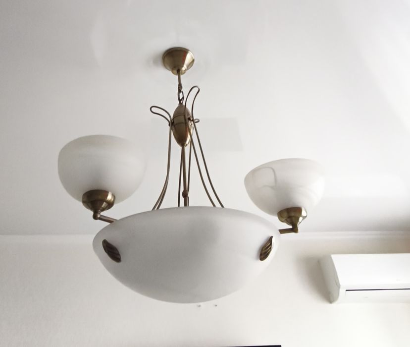 Добротная люстра с 6 патронами.