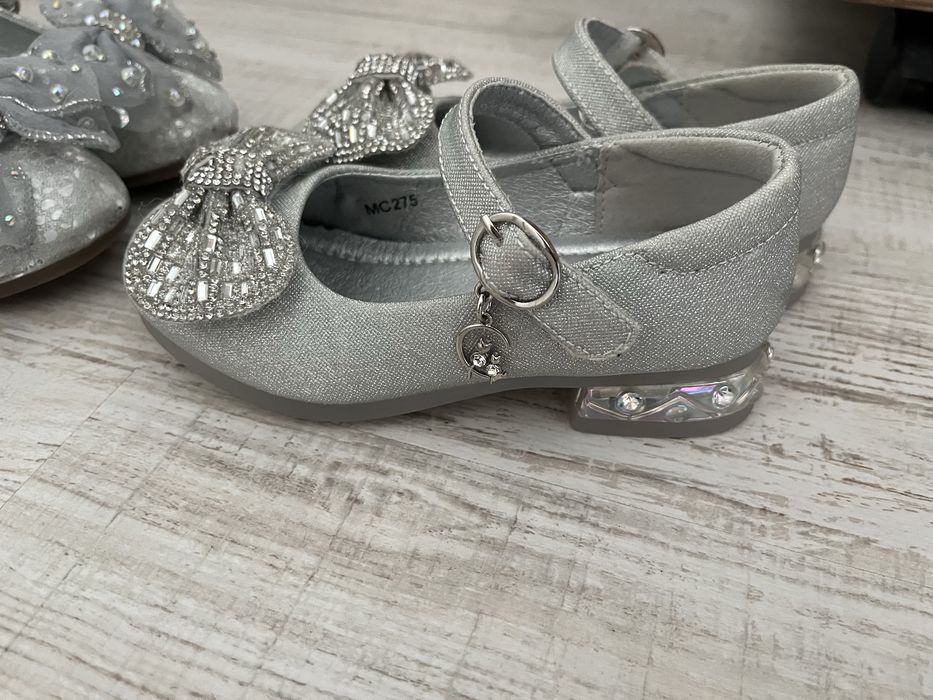 Токчета, salzarra обувки и тип стъклена пантофка