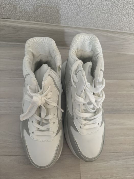 Сапоги, кроссы утепленные.