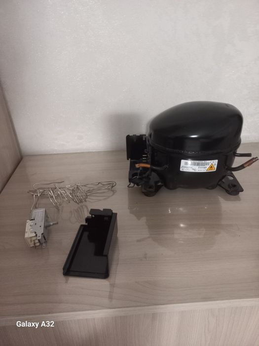 Компрессор от холодильника Индезит б/у .