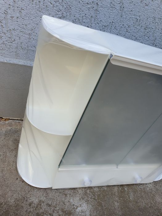 Чисто ново шкафче за баня