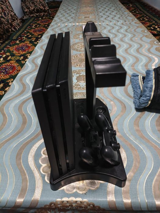 PlayStation 4 pro obunasi bilan 2 pulti kullerixam bor