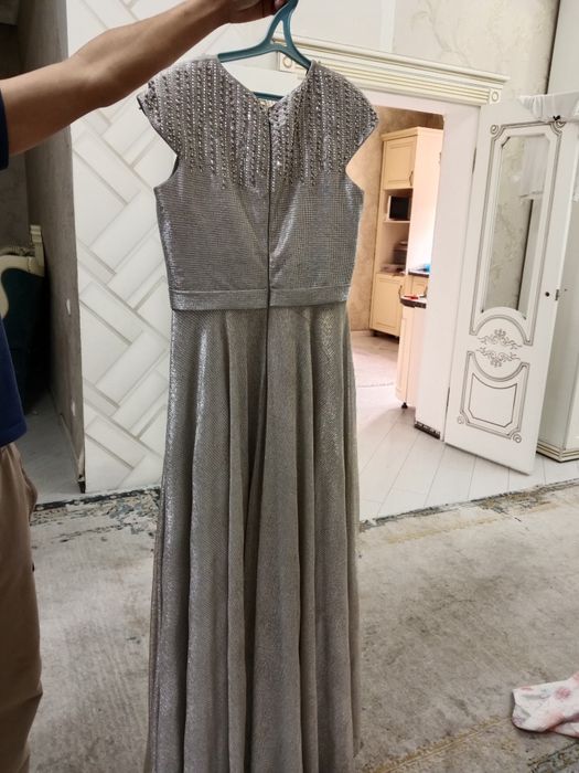 Платия вечерний серебристый