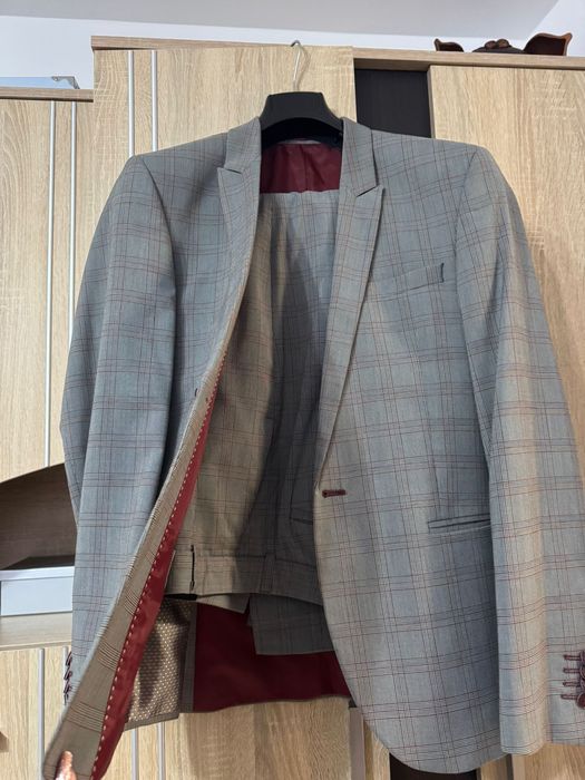 Vand 2 costume barbati