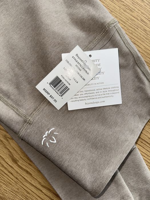 Дамски клин за йога на BEYOND YOGA