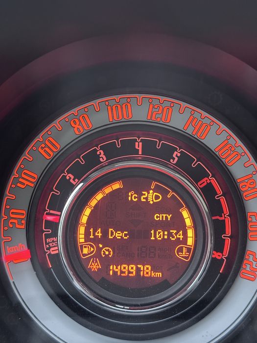 De vanzere autoturism marca Fiat 500.