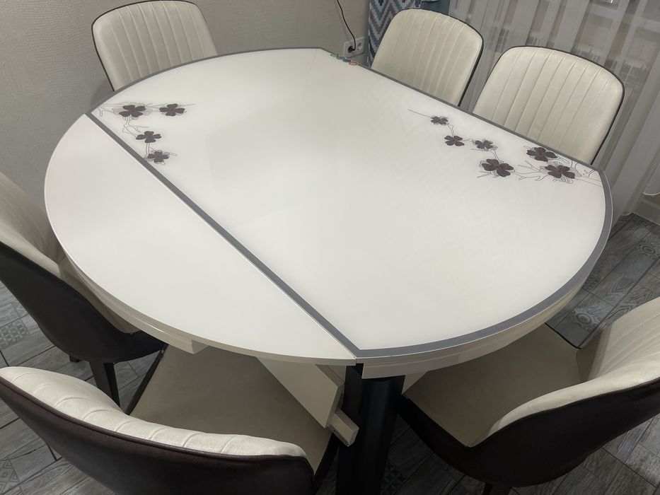 Стол со стульями.