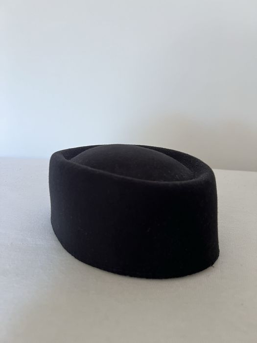 Нова шапка тип pillbox
