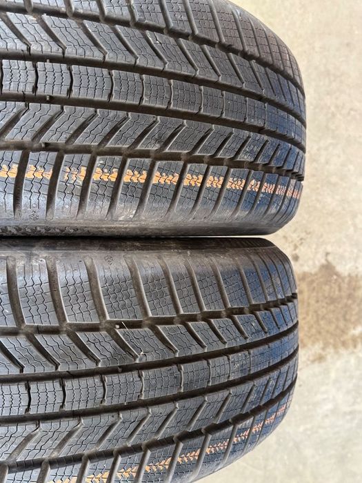 Vând 2 anvelope 215/50/18 continental de iarnă ca noi