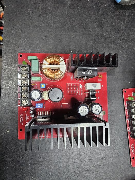 Placa sursa in comutatie cu backup Seco-Larm ST-2406-7AQ, tensiune stabilizata reglabila 6-24 V / 7A (continuu)/7.5A