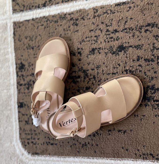 Продам летние сандали новые