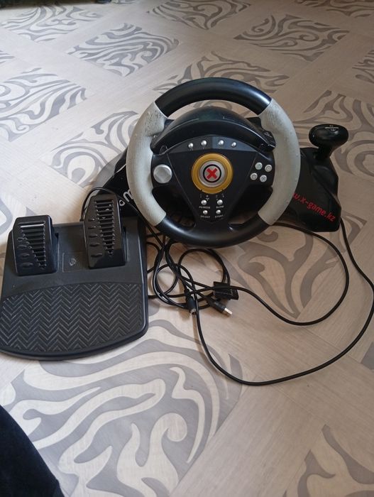 Продоется игравой руль с педалью