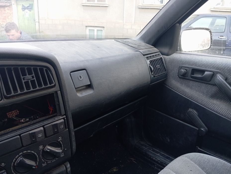 Продавам Пасат Б3 1.8 90 На Части