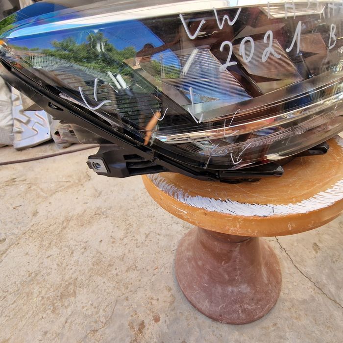 VW Passat B8 2022 десен фар