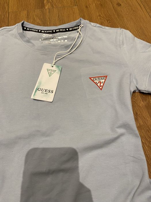 Синя тениска и шапка guess