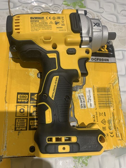 DeWALT DCF 894 /безчетков гайковерт/447Nm/