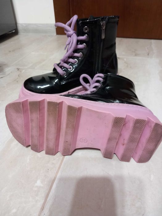 Лачени черни боти с розова подметка